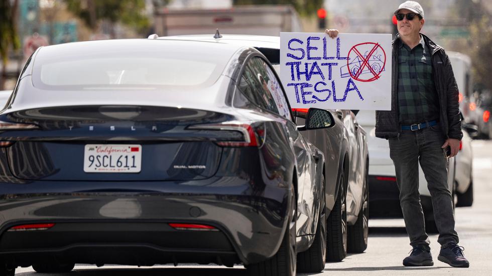 Βανδαλισμός Tesla και στην Ελλάδα - Τα πουλούν οι ιδιοκτήτες στις ΗΠΑ